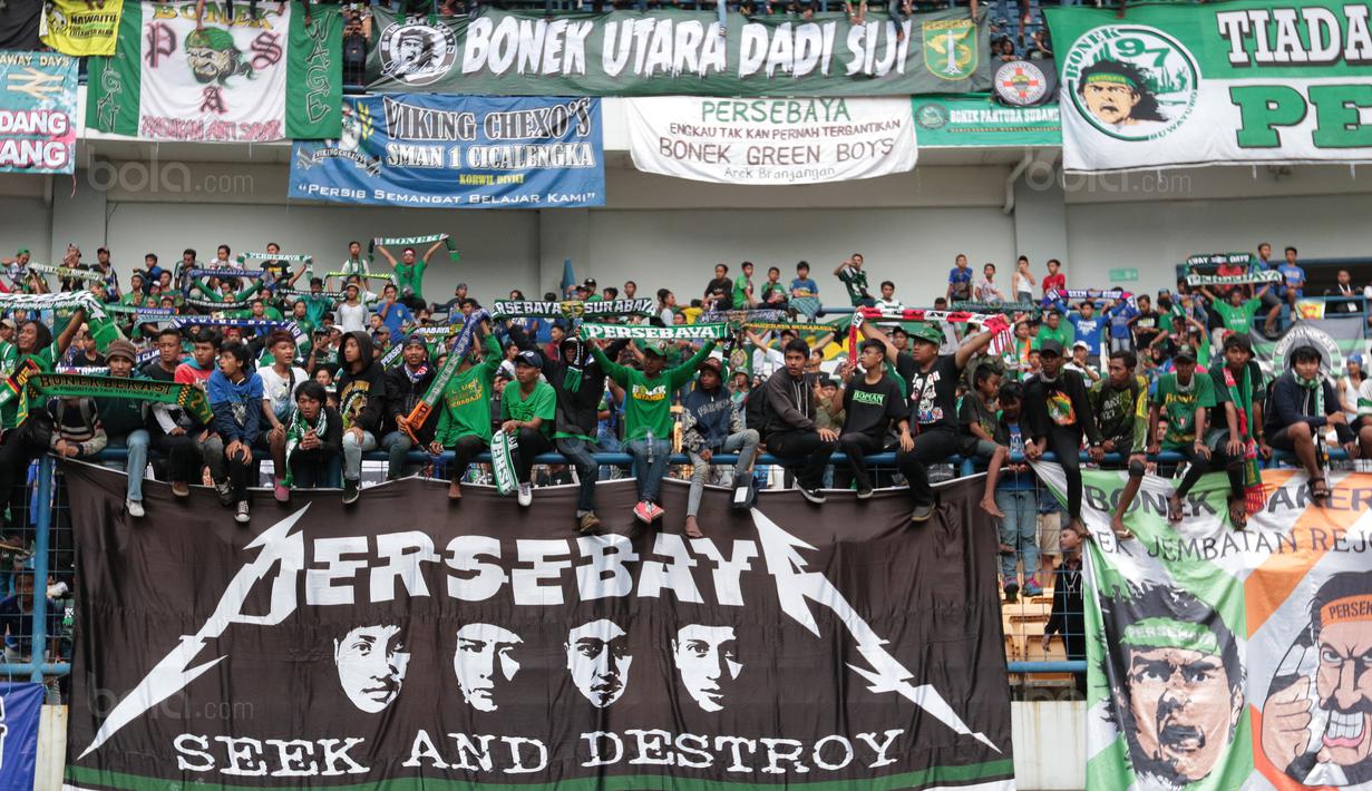 Bonek dengan spanduk tanda dukungan untuk Persebaya Surabaya saat melawan PSPS Riau pada laga 8 Besar Liga 2 Grup Y di Stadion GBLA, Bandung, Sabtu (18/11/2017). Persebaya Menang 1-0. (Bola.com/Nicklas Hanoatubun)