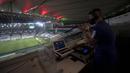 DJ Franklin Scheleger (29) memainkan suara dan lagu menyerupai gemuruh suporter selama pertandingan antara Fluminense dan Atletico Goianiense dalam babak lanjutan Kejuaraan Brasil di Stadion Maracana, Rio de Janeiro, Brasil, pada 2 September 2020. (AFP/Mauro Pimentel)