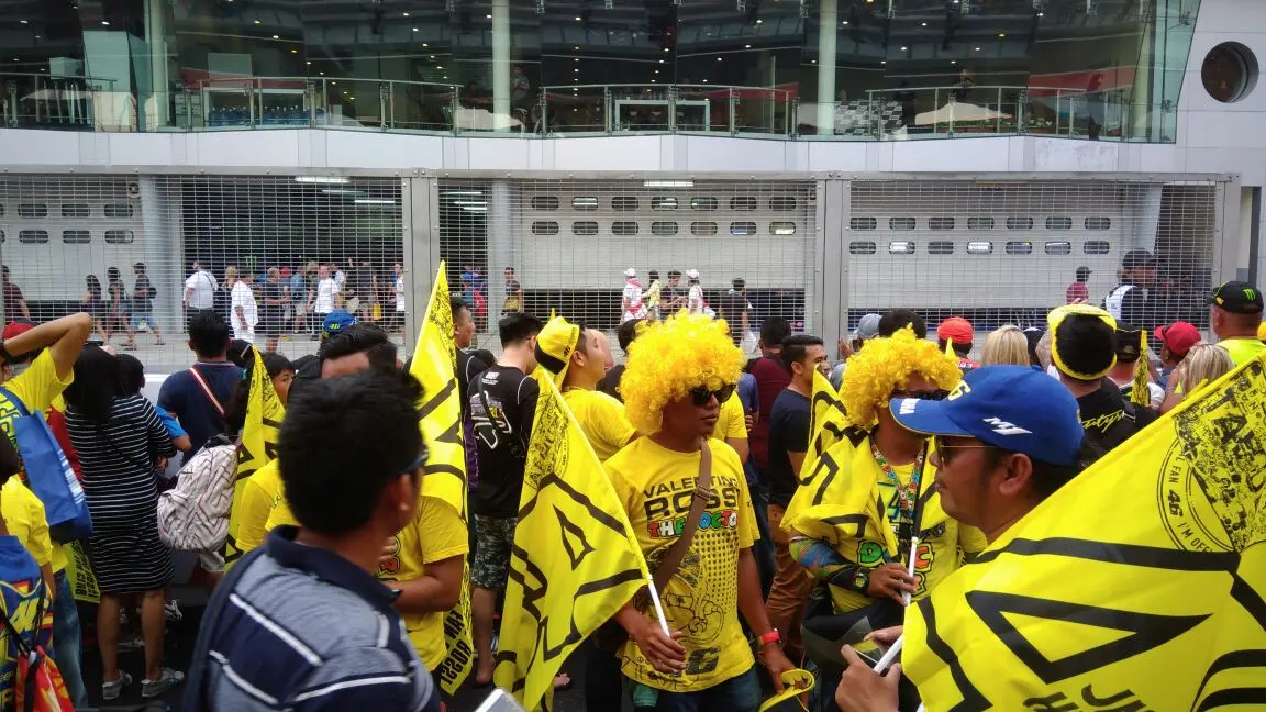 Fans Rossi berkerumun di depan paddock idola mereka (Liputan6.com/Defri Saefullah)