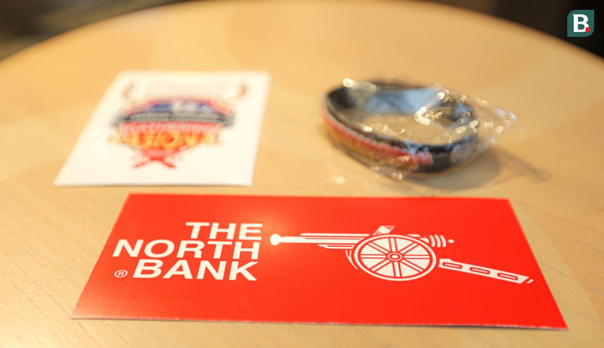 Beberapa merchandise yang didapatkan para peserta Roaring Night pertandingan Liga Inggris 2023/2024 antara Arsenal kontra Crystal Palace yang dilaksanakana berbarengan dengan Gathering Nasional Arsenal Indonesia Supporters (AIS) di Bucketlist Indonesia, Bogor, Sabtu (20/1/2024). (Bola.com/Bagaskara Lazuardi)