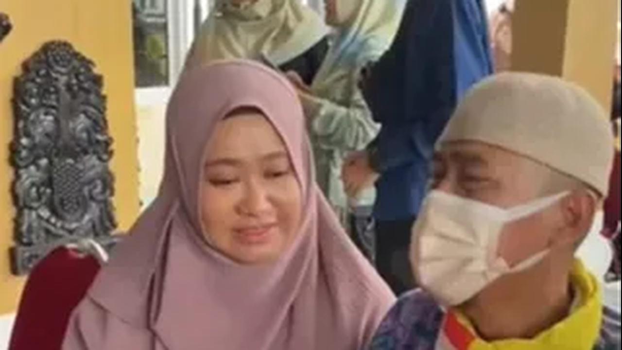 Bapak ini tampak menangis saat tahu istrinya telah meninggal. Ia terlihat didampingi sang anak. Terlihat raut wajah sedih terpancar di wajah sang bapak.