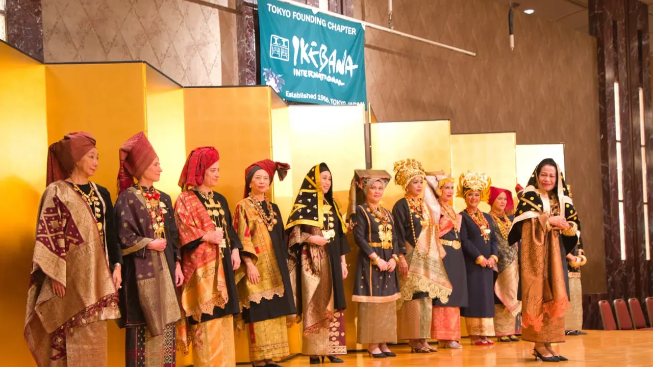 Peragaan busana Minangkabau di Ikebana International Fair 2023, Jepang.