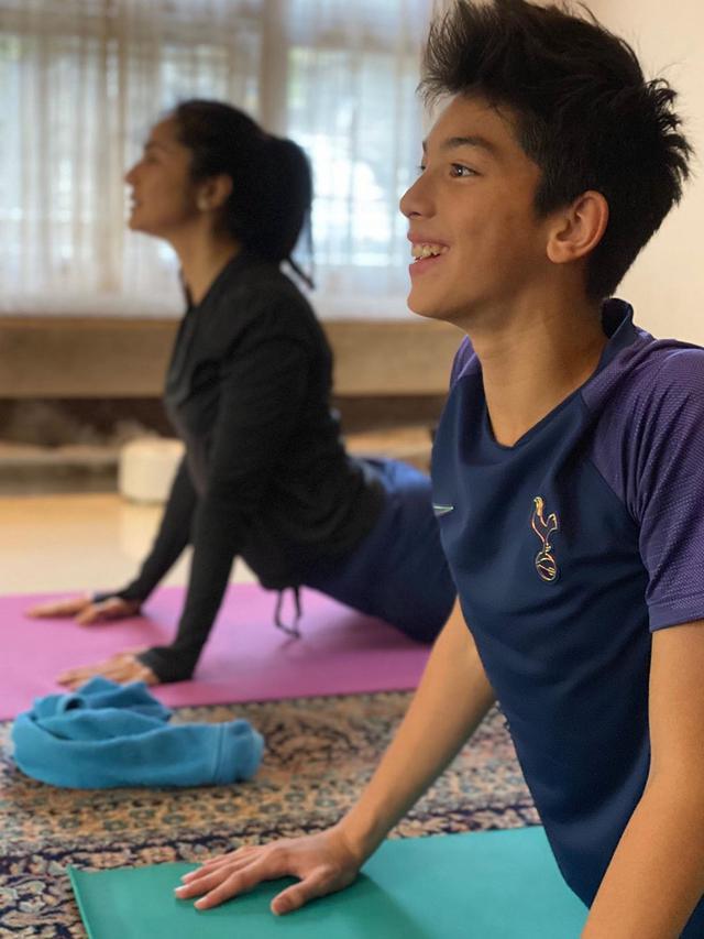 Bak Kakak Beradik, Ini 7 Potret Kebersamaan Maudy Koesnaedi dan Putranya