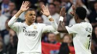 Pemain Real Madrid, Vinicius Junior (kanan) merayakan gol bersama Kylian Mbappe dalam laga lanjutan Liga Spanyol 2024/2025 melawan Girona di Santiago Bernabeu Stadium, Madrid, Minggu (23/02/2025) waktu setempat. (AP Photo/Manu Fernandez)