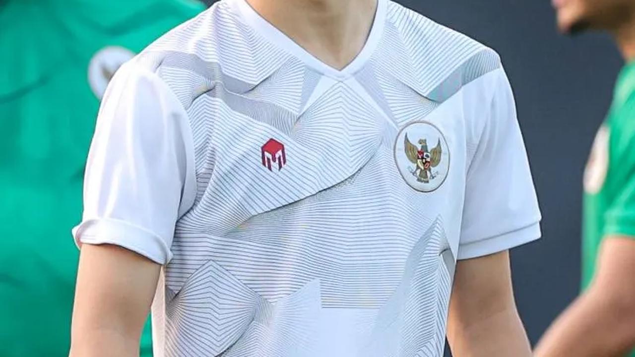 Amar Rayhan Brkic yang baru sembuh dari diare tampak kondisinya sudah sehat mengikuti latihan bersama tim di Lapangan A Stadion Gelora Bung Tomo, Surabaya, Minggu (12/11/2023).