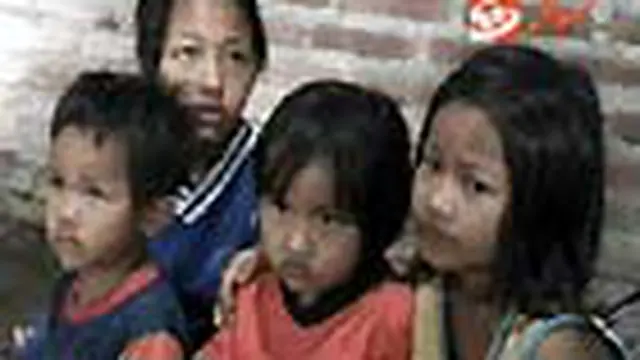 Akibat ulah orangtuanya, empat bocah dalam satu keluarga asal Kedungwaru, Tulungagung, Jatim, hidup telantar di sebuah rumah tak layak huni.
