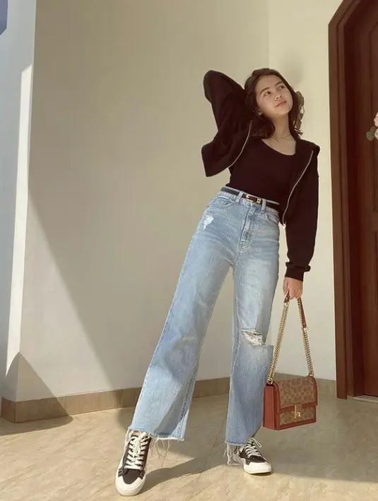 Tak hanya cantik dan berbakat, di usianya yang belia Sandrinna dikenal fashionable. OOTD Fashionnya kerap jadi inspirasi para remaja seusianya.(Instagram/sandrinna_11)