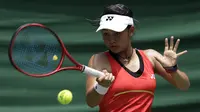 Petenis Indonesia, Priska Madelyn, memukul bola pada laga perempat final nomor ganda putri BNI Tennis Open 2019 di lapangan tenis The Sultan Hotel, Jakarta, Rabu (20/11). Ajang ini diharapkan menjadi wadah persiapan atlet menjelang SEA Games 2019. (Bola.com/Yoppy Renato)