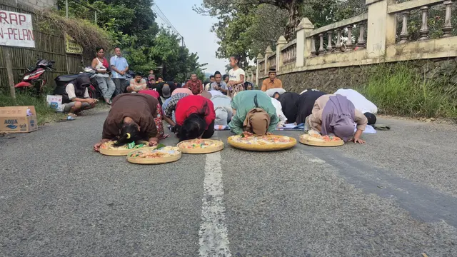 Ibu-ibu Desa Tanjungrejo Kudus spontan sujud syukur usai lokasi tambang galian C ditutup oleh Bupati Kudus. (Liputan6.com/arief pramono)