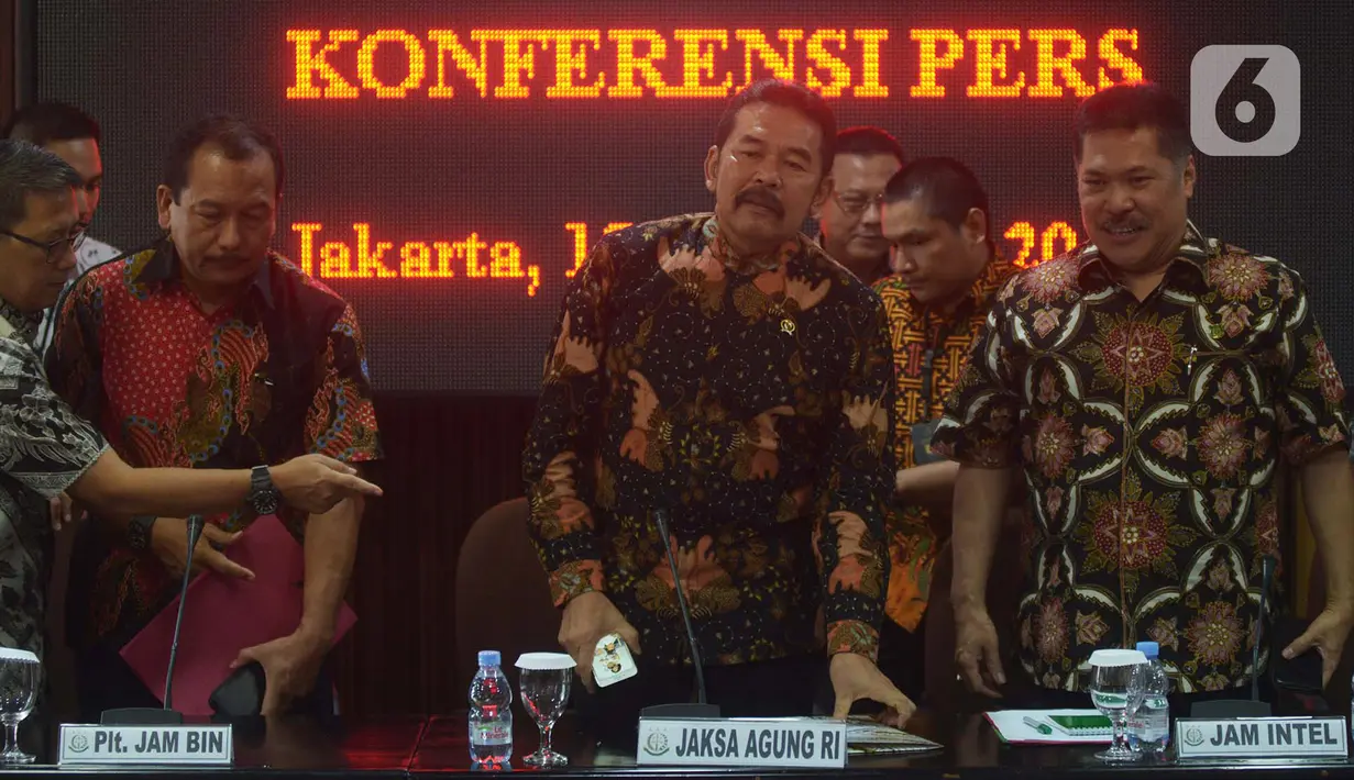 Jaksa Agung ST Burhanuddin menggelar barang bukti perkara hasil eksekusi perkara terpidana Koko Jiang alias Kokos Leo Lim di Gedung Kejaksaan Agung, Jakarta, Jumat (15/11/2019). Kejaksaan menyita barang bukti dalam perkara tindak pidana korupsi sebesar Rp. 477.359.539.000. (merdeka.com/Imam Buhori)