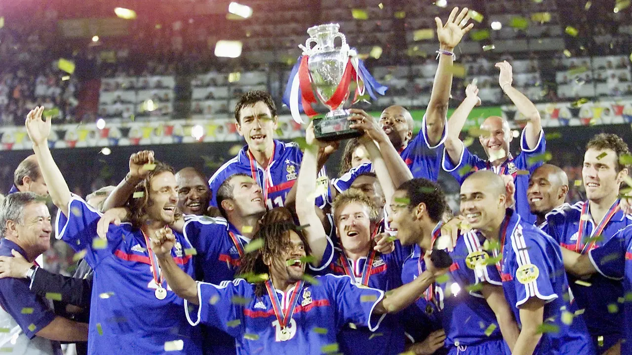 FOTO: Kisah Ritual Unik Laurent Blanc Kecup Kepala Fabian Barthez Berlanjut, Prancis Juara di Piala Eropa 2000