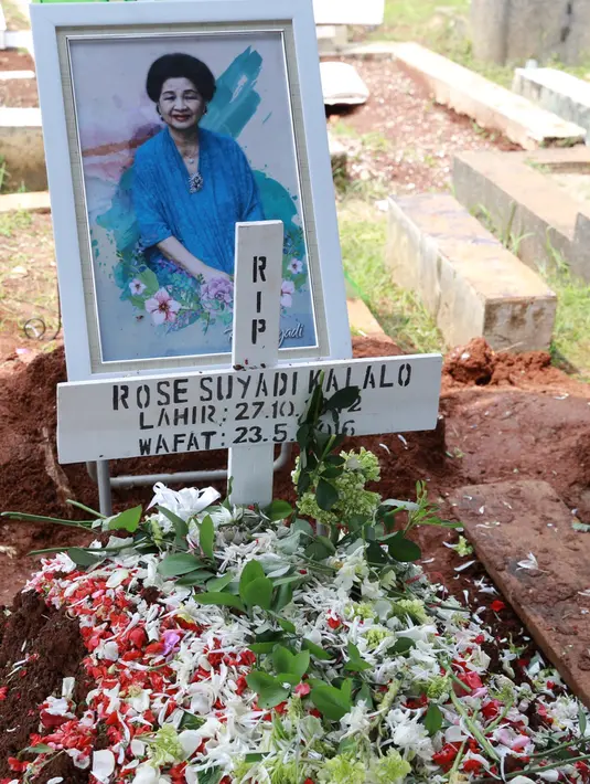 Rose Suyadi ibu Indah Kalalo meninggal dalam usia 73 tahun setelah dua minggu menjalani perawatan di rumah sakit. Almarhum di makamkan di TPU Menteng Pulo, Kuningan, Jakarta Selatan, Selasa (24/5/2016). (Galih W. Satria/Bintang.com)