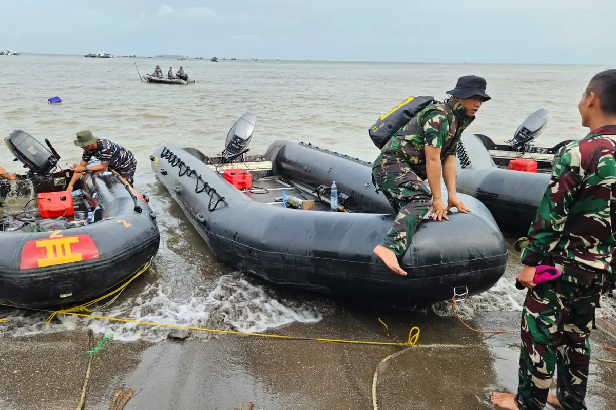 TNI Angkatan Laut dalam pembongkaran pagar laut di Kabupaten Tangerang, Banten, Rabu (22/1/2025).