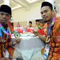 Brusli Lekilawa (kiri) dan M Zakroni memamerkan medali dari cabang sepak bola di SOWSG XIV  yang digelar di Los Angeles, Amerika Serikat, Jakarta, Rabu (5/8/2015). Kontingen SOIna meraih 19 emas   14 perak dan 5 perunggu. (Liputan6.com/Helmi Fithriansyah)