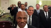 Bersama dengan pengantar jenazah lain dari berbagai kalangan, Tyson dan Lewis sempat berfoto narsis di samping peti mati Muhammad Ali.
