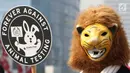 Seorang pengunjuk rasa memakai topeng harimau melakukan aksi saat Car Free Day di Jakarta, Minggu (3/9). Dalam aksi tersebut mereka menyuarakan penolakan uji coba bahan kosmetik pada hewan. (Liputan6.com/Angga Yuniar)