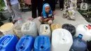 Pemerintah Kabupaten Bogor rutin mendistribusikan air bersih dengan mengerahkan lima truk tangki BPBD dan 11 tangki milik Perumda Air Minum Tirta Kahuripan. (merdeka.com/Arie Basuki)