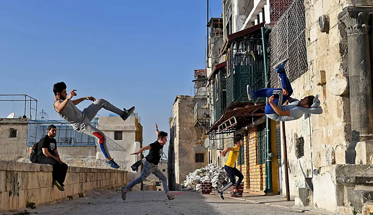 Pemuda Suriah berlatih parkour di Aleppo, Suriah utara, (7/4). Setelah pemerintah Suriah mengambil alih kendali penuh Aleppo dari pasukan pemberontak Desember 2016, beberapa pemuda kini menyalurkan hobinya, yaitu parkour.  (AFP Photo/George Ourfalian)