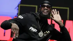 Petinju asal AS, Deontay Wilder mengejek Tyson Fury dari Inggris saat melakukan penimbangan berat badan untuk pertandingan tinju kelas berat WBC di Las Vegas (21/2/2020). Keduanya pernah bertemu pada 1 Desember 2018 dan berakhir imbang. (AP Photo/Isaac Brekken)