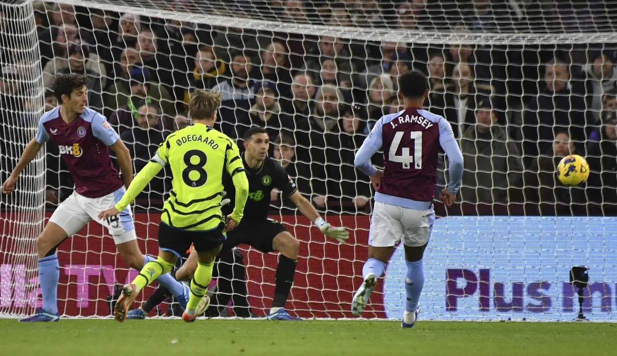 Gelandang Arsenal, Martin Odegaard (kedua kiri) berusaha mencetak gol di depan gawang Aston Villa pada laga pekan ke-16 Liga Inggris 2023/2024 di Villa Park, Birmingham, Minggu (10/12/2023) dini hari WIB. (AP Photo/Rui Vieira)
