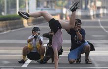 FOTO: Memanfaatkan Kelengangan Jalan Raya Protokol Jakarta untuk Berfoto Atraktif