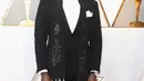 Aktor Winston Duke berpose di karpet merah ajang Piala Oscar 2018, Los Angeles, Minggu (4/3). Pemeran M'Baku dari Black Panther ini mengenakan pakaian serba hitam dengan syal beraksen perak mengkilap. (Frazer Harrison / GETTY IMAGES / AFP)