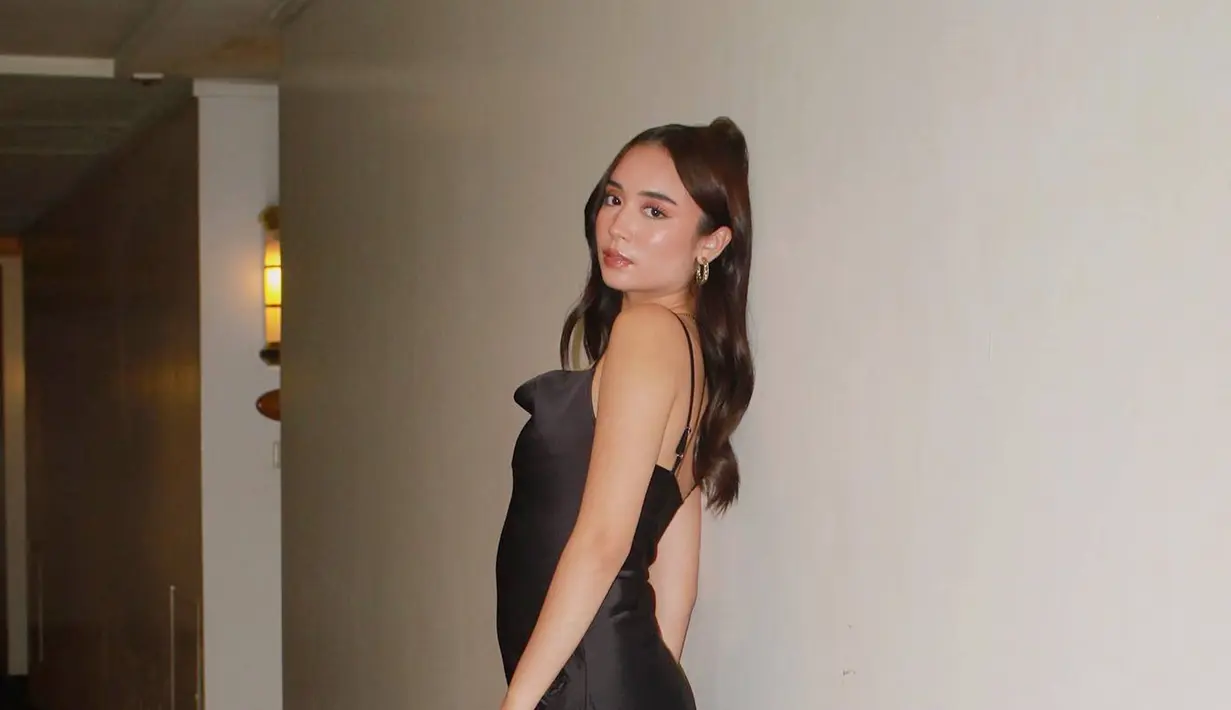 Punya paras menawan, Asha selalu punya penampilan yang stylish. Tidak jarang dirinya tampil dengan balutan dress yang menawan sehingga menuai banyak pujian dari para netizen. Tidak jarang para netizen memberikan berbagai tanggapan di kolom komentar Instagramnya. (Liputan6.com/IG/@asha.assuncao)