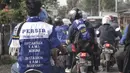 Tulisan dukungan unik tertulis di kemeja salah satu fans Maung Bandung yang berkendaraan motor menuju Stadion Si Jalak Harupat, Soreang, Bandung, Rabu (30/3/2016). Mereka ingin menyaksikan duel Persib vs Bali United.(Bola.com/Nicklas Hanoatubun).