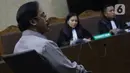 Mantan Gubernur Kepulauan Riau, Nurdin Basirun saat menjalani sidang pembacaan dakwaan di Pengadilan Tipikor Jakarta, Rabu (4/12/2019). Nurdin Basirun didakwa menerima gratifikasi Rp4,22 miliar dari berbagai pihak selama masa jabatannya dalam kurun waktu 2016-2019. (Liputan6.com/Helmi Fithriansyah)