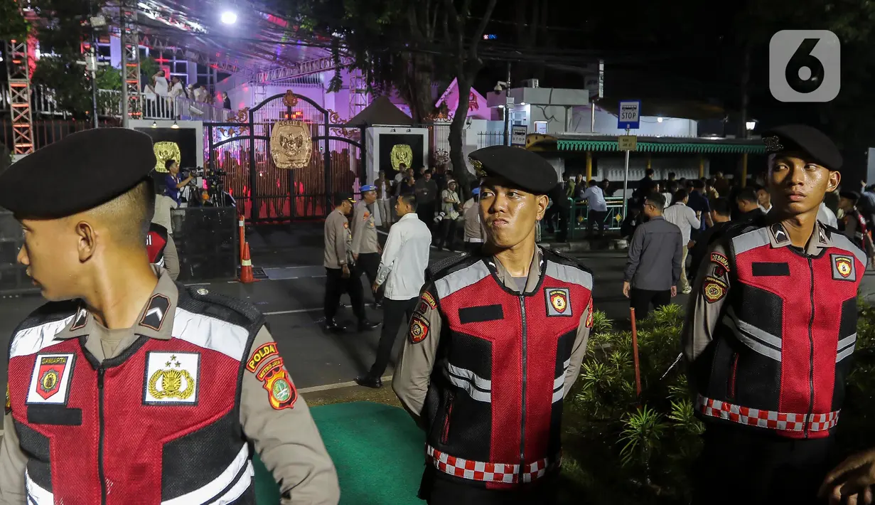 <p>Petugas kepolisian berjaga di depan gedung KPU RI, Jakarta, Selasa (14/11/2023). (Liputan6.com/Angga Yuniar)</p>