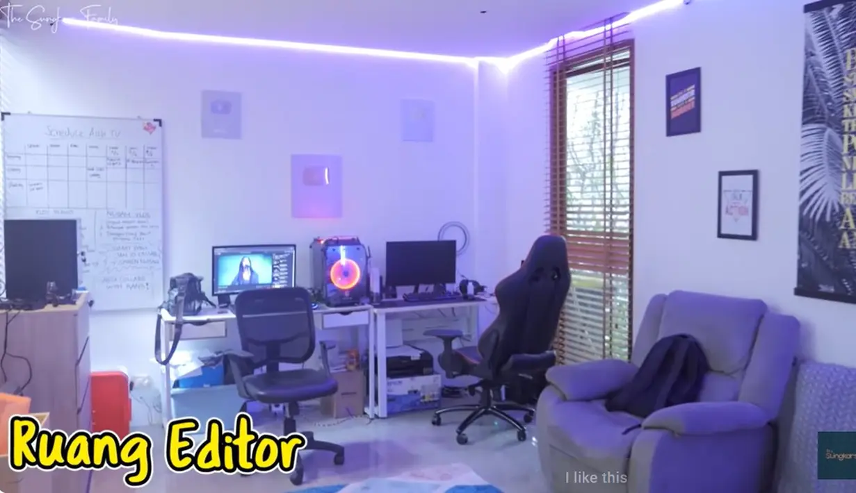 Rumah dengan tiga lantai itu di lantai dasarnya buat ruang kerja tim Youtube Ammar dan Irish Bella. Ruangan editor untuk membuat konten pasangan ini. [Youtube/The Sungkars]