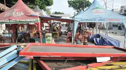 Suasana kios Nasi Kapau di lapak sementara yang sepi pembeli di Jalan Kramat Raya, Jakarta, Senin (16/9/2019). Para pedagang mengaku penjualan menurun drastis akibat sepi pembeli lapak mereka terhalang proyek pelebaran trotoar tersebut. (merdeka.com/Iqbal S. Nugroho)