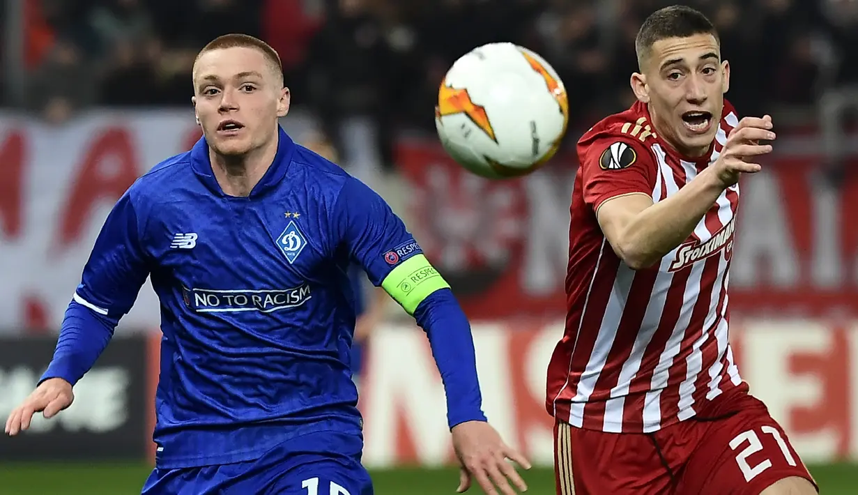 Bek Olympiakos, Kostas Tsimikas (kanan) berebut bola dengan pemain Dynamo Kyiv, Viktor Tsygankov pada leg pertama babak 32 besar Liga Europa di stadion Georgios Karaiskakis,  Athena pada 14 Februari 2019. Tsimikas dikontrak berdurasi jangka panjang oleh Liverpool. (AFP/Aris Messinis)