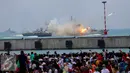 Armada kapal laut meluncurkan roket saat peringatan HUT TNI ke-70 di Dermaga Indah Kiat, Cilegon, Banten, Senin (5/10/2015). HUT TNI Ke-70 ditandai atraksi tempur tiga matra TNI Angkata Darat, Laut dan Udara. (Liputan6.com/Faisal Fanani)