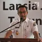 Gubernur DKI Jakarta, Anies Baswedan memberikan sambutan saat membagikan Kartu Lansia Jakarta (KLJ) 2019 di Jakarta Islamic Center, Koja, Rabu (24/4). Penerima KLJ adalah warga ber-KTP DKI berusia di atas 60 tahun dan tidak memiliki penghasilan tetap atau kurang mampu. (merdeka.com/Iqbal S. Nugroho)