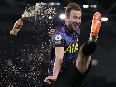 Striker Tottenham Hotspur, Harry Kane menjelma menjadi predator menakutkan bagi lawan-lawannya di muka gawang. Total 243 gol telah dicetaknya di semua ajang kompetisi. Di Liga Inggris ada 5 klub yang paling sering dibobol gawangnya. Klub mana saja? Simak Uraiannya. (AP/Matt Dunham)