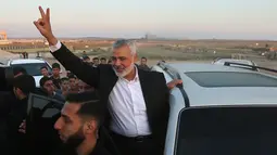 Pemimpin Hamas Ismail Haniya menyapa warga Palestina yang sedang melakukan protes di perbatasan Israel-Gaza (9/4). Sebelumnya, telah terjadi bentrokan yang menewaskan 32 orang dalam aksi "Great March of Return" di perbatasan Gaza. (AFP Photo/Mahmud Hams)