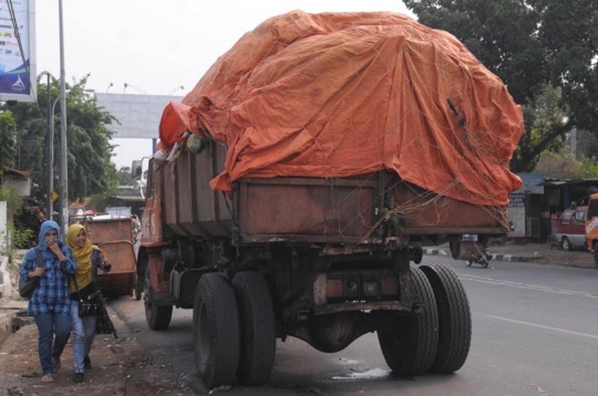 Akses ke Bantargebang diblokir, truk sampah DKI terlantar