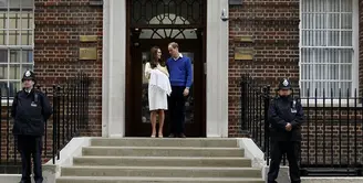 Pandangan warga Inggris langsung tertuju pada Kate Middleton dan Pangeran William saat pasangan itu keluar membawa bayi mereka (dailymail.co.uk)