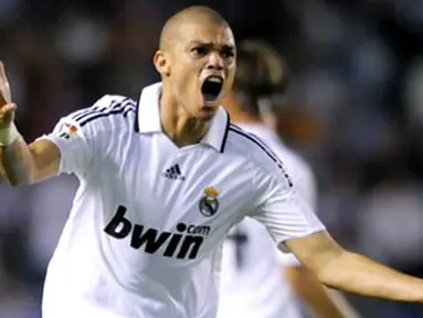 Real Madrid's player Portuguese Kleper Laveran "Pepe" reacts during their Spanish first league football match against Deportivo Coruna at the Riazor Stadium in Coruna, on August 31, 2008. AFP PHOTO / MIGUEL RIOPA
