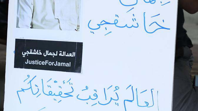 Anggota Jurnalis Freelance Indonesia unjuk rasa hilangnya Jamal Khashoggi di depan Kedutaan Besar Arab Saudi, Jakarta, Jumat (19/10). Aksi simpati ini mengecam dugaan pembunuhan terhadap jurnalis Arab Saudi Jamal Khashoggi. (Merdeka.com/Imam Buhori)