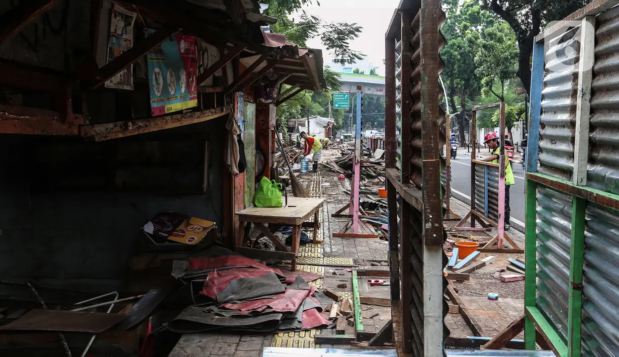 <p>Petugas membongkar ruko di Pasar Burung Barito, Kebayoran Baru, Jakarta Selatan, Jakarta, Selasa (10/5/2022). Pemerintah Kota Jakarta Selatan membongkar sejumlah ruko di Pasar Burung Barito untuk direnovasi. (Liputan6.com/Johan Tallo)</p>