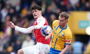 Pemain Arsenal, Christian Norgaard (kiri), berebut bola dengan pemain Mansfield Town, Louis Reed, dalam pertandingan FA Cup di One Call Stadium, Inggris, Sabtu (7/3/2026) malan WIB. (AP Photo/Dave Thompson)