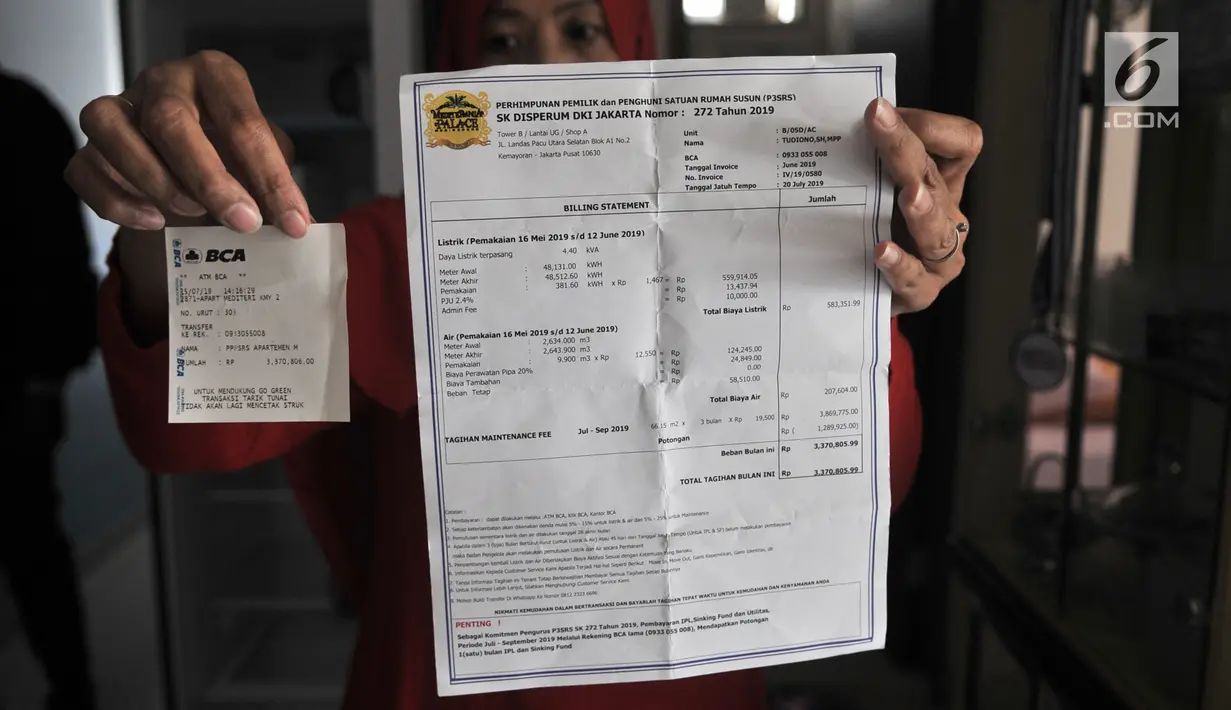 Penghuni memperlihatkan menunjukkan bukti pembayaran listrik bulanan di salah satu unit Apartemen Mediterania Palace, Jakarta, Rabu (31/7/2019). Pemadaman listrik diduga karena perseteruan pengelola apartemen baru dan pengelola lama yang belum selesai. (merdeka.com/Iqbal S. Nugroho)