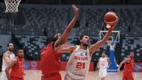 Pemain Timnas Basket Suriah, Omar Cheikh Ali (kanan) berebut bola dengan pemain Timnas Basket Uni Emirat Arab, Qais Omar Alshabebi pada laga hari pertama Indonesia International Basketball Invitational 2023 melawan Suriah di Indonesia Arena, Senayan, Jakarta, Rabu (02/08/2023). Laga dimenangankan oleh UEA dengan skor 63-61. (Bola.com/Bagaskara Lazuardi)
