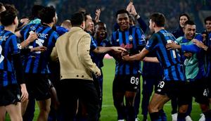 Para pemain Atalanta merayakan kemenangan setelah memenangkan pertandingan  leg kedua babak play-off babak knockout Liga Champions UEFA antara Atalanta dan Borussia Dortmund di Stadio di Bergamo, Bergamo, pada 26 Februari 2026. (PIERO CRUCIATTI/AFP)