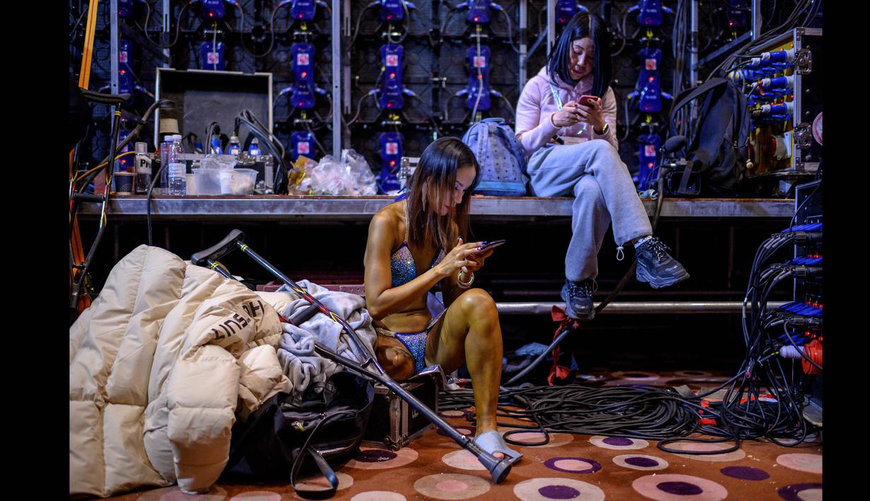 Atlet Binaraga asal China, Gui Yuna melakukan rehat disela-sela pertandingan dalam ajang International Weightlifting Federation (IWF) Beijing 2020 di Beijing, China, Jumat (11/12/2020). (AFP/NOEL CELIS)