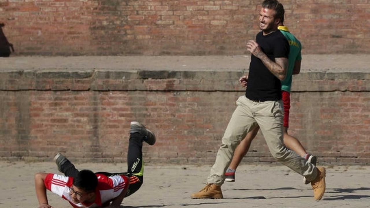 Keceriaan David Beckham main bola dengan anak-anak di Nepal