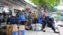 Sejumlah pemudik tampak menunggu bus yang akan memberangkatkan mereka ke kota tujuan, Jakarta, Rabu (23/7/14). (Liputan6.com/Panji Diksana)