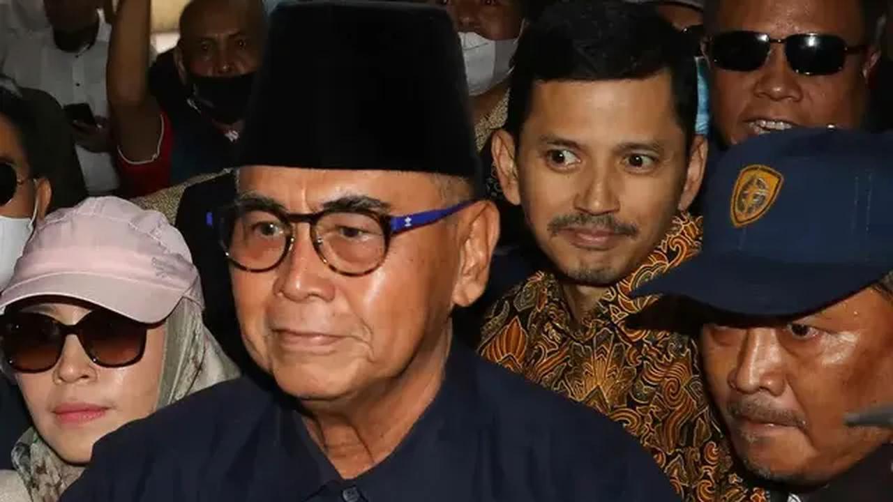 Pusat Pelaporan dan Analisis Transaksi Keuangan (PPATK) membekukan rekening milik pimpinan Pondok Pesantren Al-Zaytun Panji Gumilang.